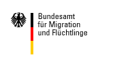 Das Logo des Bundesamtes für Migration und Flüchtlinge besteht aus einem schwarzen Adler und drei horizontalen Streifen auf weißem Hintergrund.